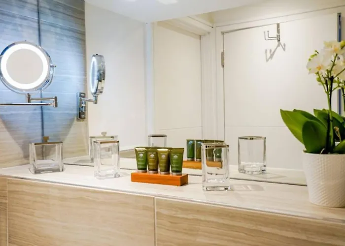 Cocoa River - Quiet Centre, Close To The Shambles, On The River, Two Bed, Two Bath, Allocated Parking